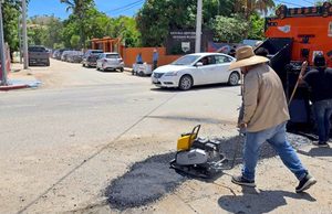 Programa de Bacheo atiende la calle Valerio González para mejorar la movilidad y seguridad vial