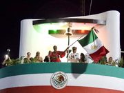 Christian Encabeza Karina de la O Uribe ceremonia del Grito de Independencia en Cabo San Lucas