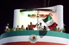 Christian Encabeza Karina de la O Uribe ceremonia del Grito de Independencia en Cabo San Lucas