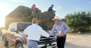 Ayuntamiento de Los Cabos fortalece al sector pecuario con entrega de alfalfa a bajo costo en La Ribera