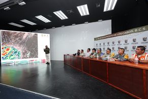 Protección Civil de Los Cabos activa refugios temporales y suspende clases ante huracán Rachel