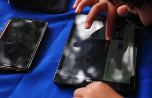 SEP alcanza acuerdo para regular uso de celulares en las aulas