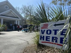 El 45 % de los votantes en EE.UU. castigaría a Trump de cara a las legislativas, revela un sondeo