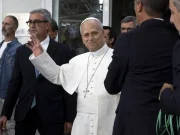 León XIV sale del hospital Gemelli para regresar al Vaticano tras recibir el alta hospitalaria