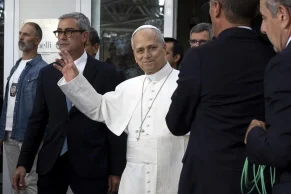 León XIV sale del hospital Gemelli para regresar al Vaticano tras recibir el alta hospitalaria