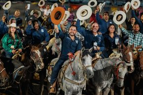 Encabeza Christian Agúndez Gómez tradicional cabalgata de las Fiestas de Cabo San Lucas 2026
