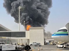 Al menos 12 muertos y 300 heridos en un ataque de los hutíes contra un aeropuerto saudí.