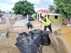 Realizan limpieza y mantenimiento de panteones en Cabo San Lucas por Día de Muertos