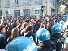 Miles de jóvenes protestan en Milán por los precios y el despliegue policial de Meloni