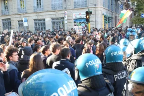 Miles de jóvenes protestan en Milán por los precios y el despliegue policial de Meloni