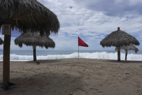 El huracán Simón alcanza categoría 2 y amenaza con lluvias torrenciales al Pacífico mexicano