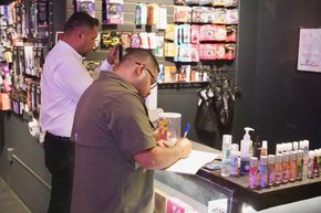 Verifica Ayuntamiento de Los Cabos cumplimiento de normatividad en zona centro de Cabo San Lucas
