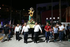 Realizan tradicional recorrido marítimo en honor a San Lucas Evangelista, patrono de Cabo San Lucas
