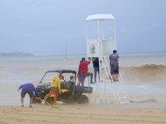 Exhorta Ayuntamiento de Los Cabos a evitar playas por riesgo de corrientes pluviales y oleaje