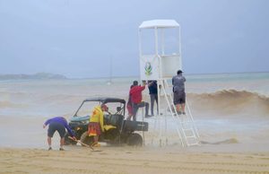 Exhorta Ayuntamiento de Los Cabos a evitar playas por riesgo de corrientes pluviales y oleaje