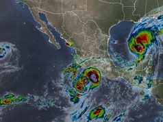 Isaias y Simon mantienen alerta en costas de México; Rachel se aleja