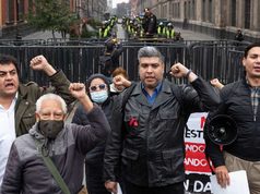 Trabajadores del IMSS protestan en Palacio Nacional y se manifiestan en Reforma; Sheinbuam afirma que avanza nueva propuesta salarial