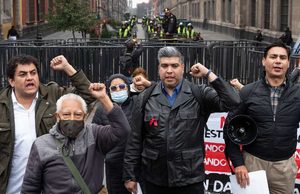 Trabajadores del IMSS protestan en Palacio Nacional y se manifiestan en Reforma; Sheinbuam afirma que avanza nueva propuesta salarial